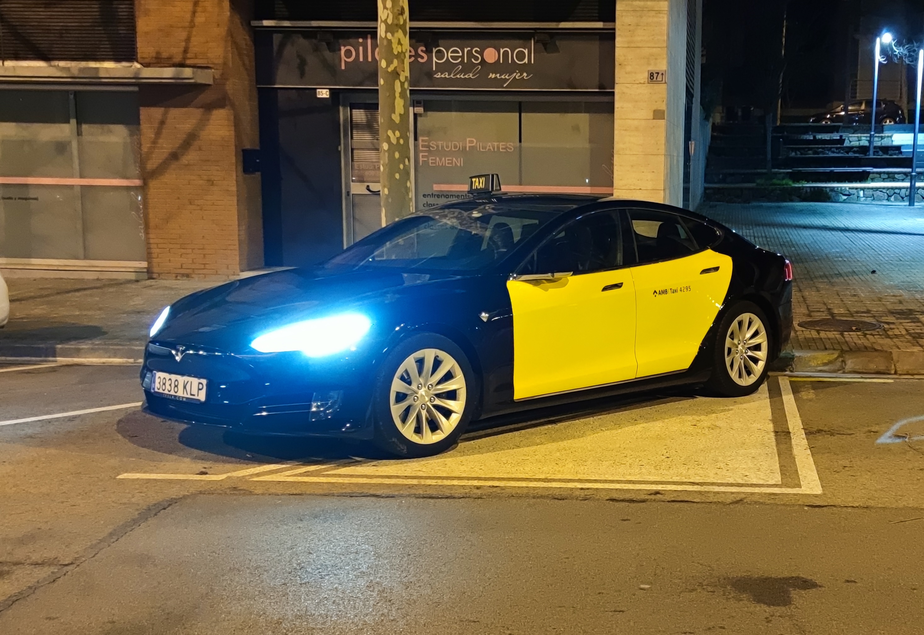 Tesla taxi de Barcelona con puertas amarillas y módulo luminoso